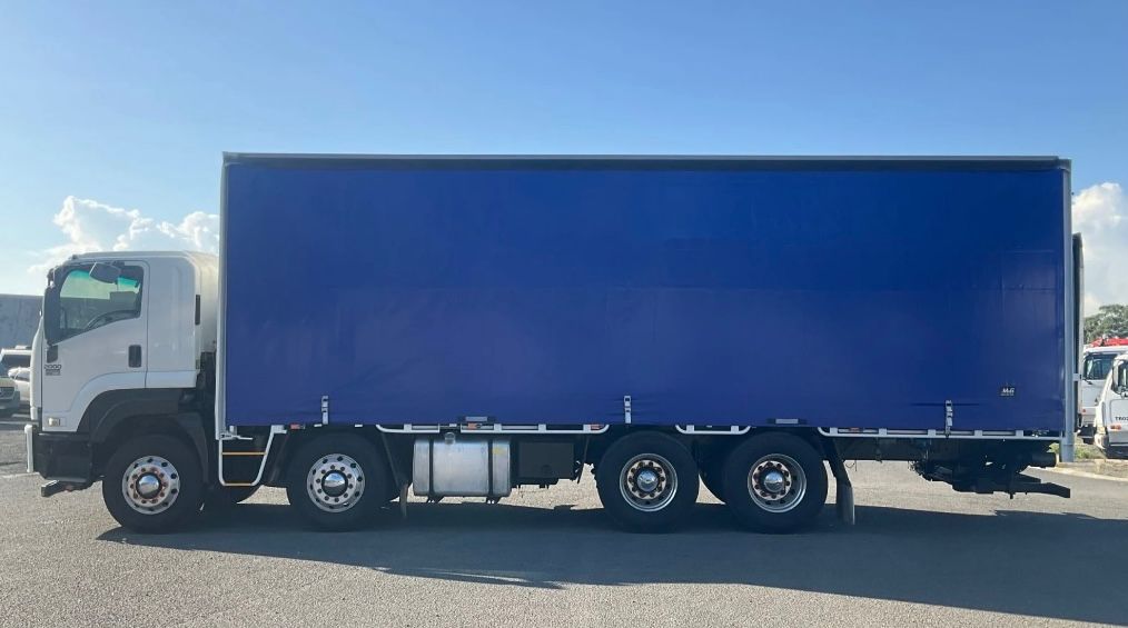 Sideloader truck delivering a container